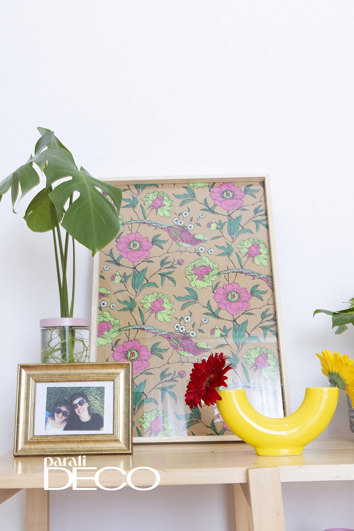 Objetos decorativos en colores, y una foto de unas vacaciones felices de Mila y Oli.