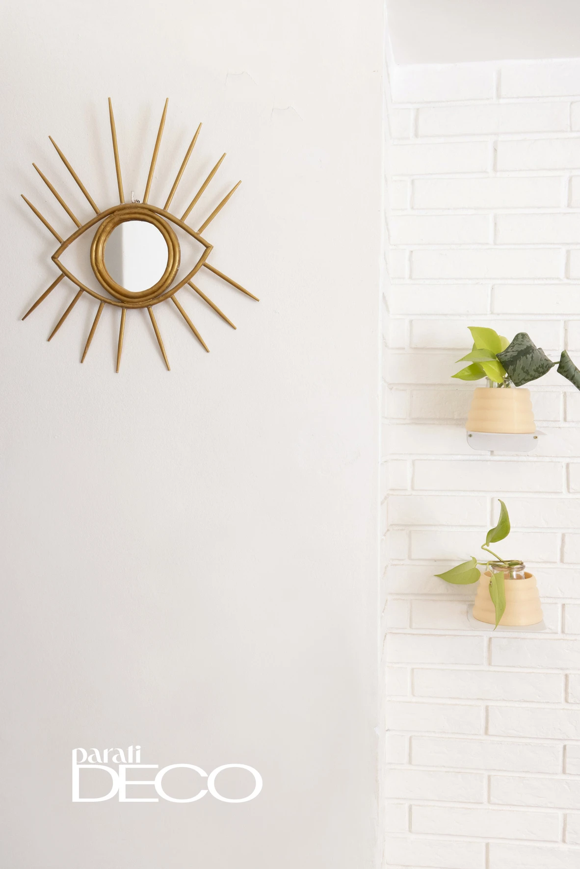 Un ojo/espejo hecho por Olivia mira la vida en un depto diseñado con creatividad y corazón.