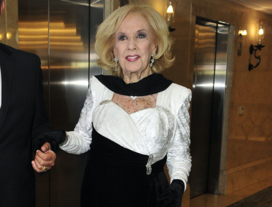 Mirtha Legrand apostó por un look blanco y negro y acertó