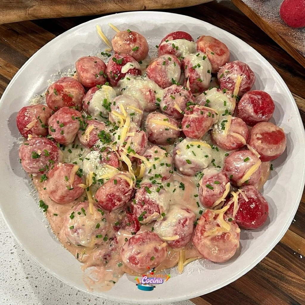 Ñoquis rellenos con salsa rosa