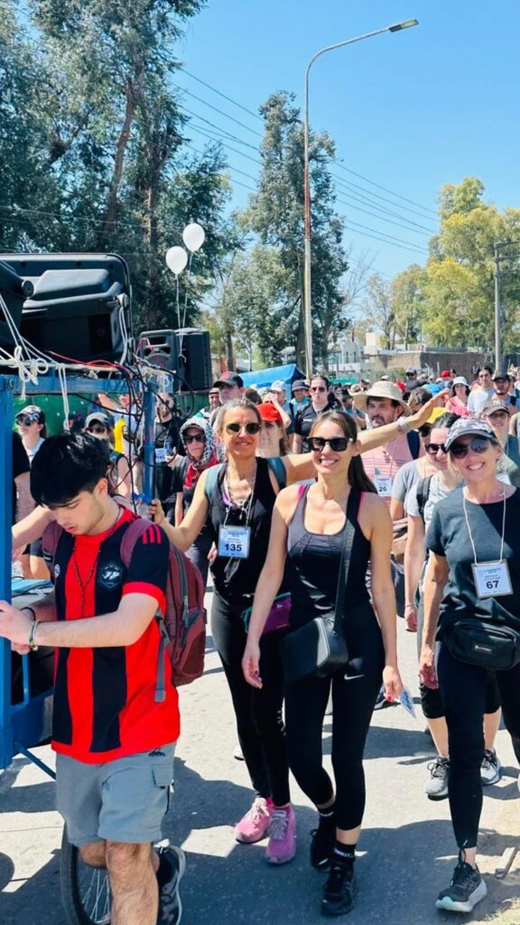 Pampita caminando a Luján