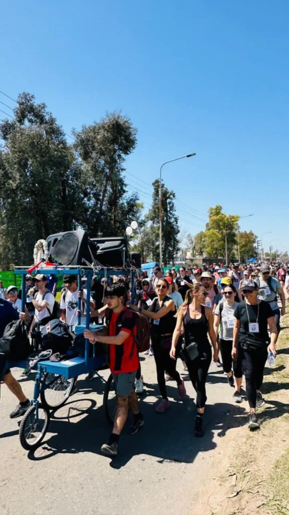 Pampita caminando a Luján