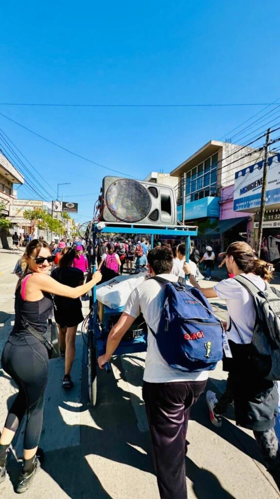 Pampita camino a Luján