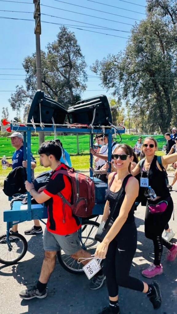 Pampita caminando a Luján