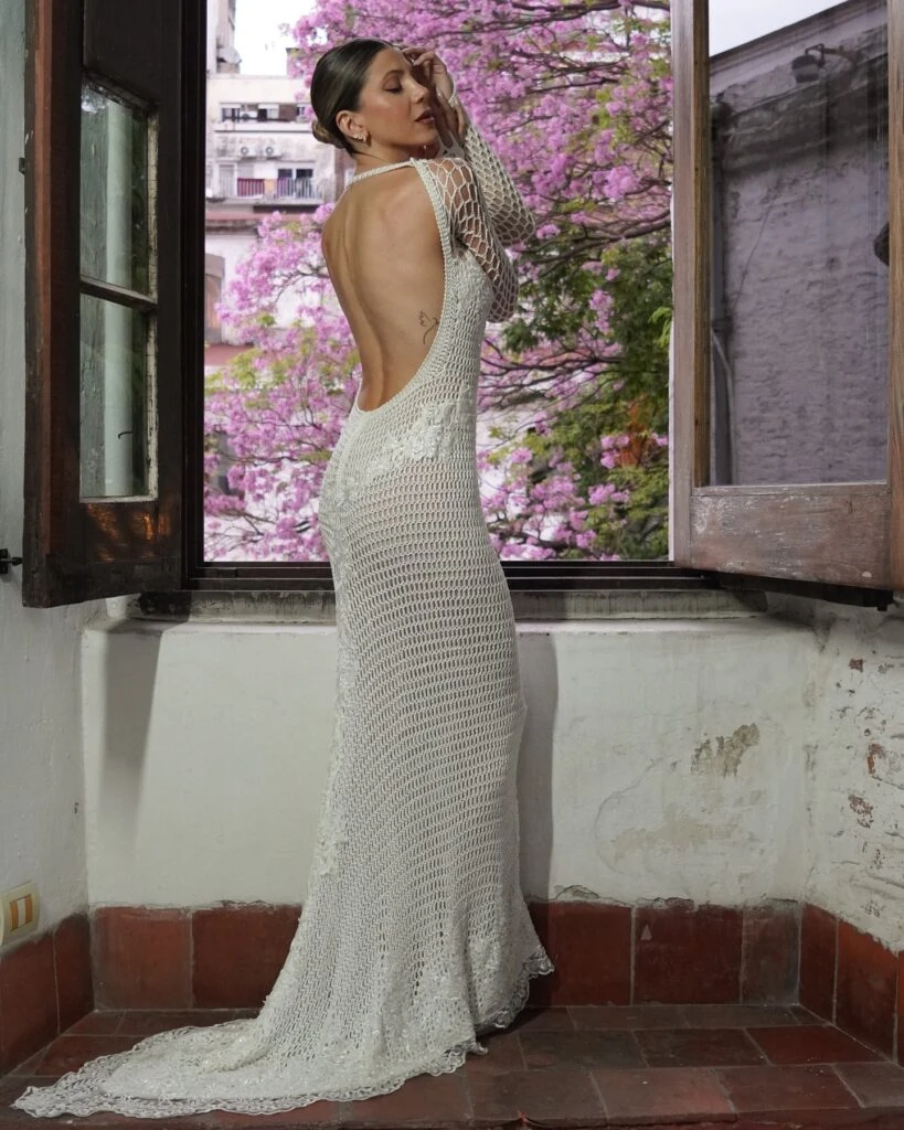 Cande Ruggeri con look de novia tejido al crochet