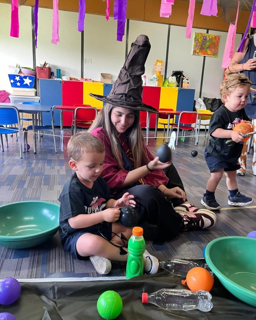Luca Cubero vivió su primer festejo de Halloween en el colegio