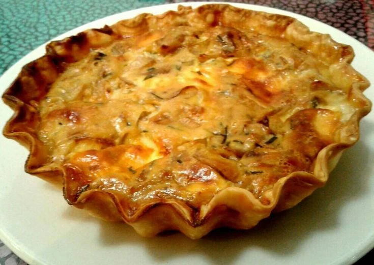 La receta de la tarta de cebollas caramelizadas y queso: no lleva azúcar