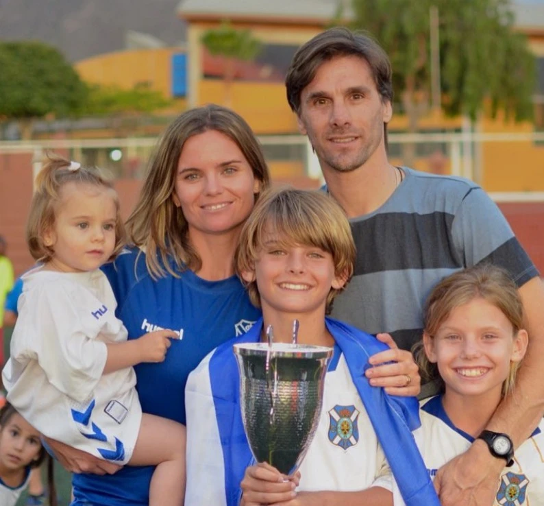 Nico Paz con sus padres y sus hermanas, hace unos años.