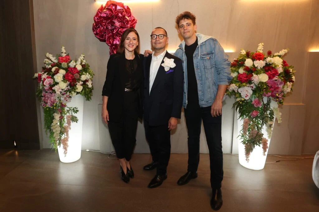 Fabián Medina Flores con Carolina Amoroso y marido