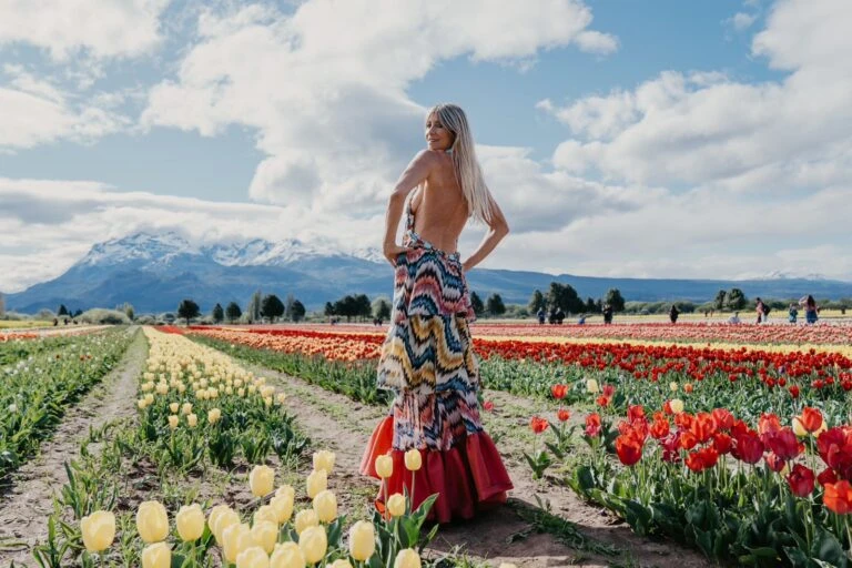 Desfile de Benito Fernández en campo de tulipanes