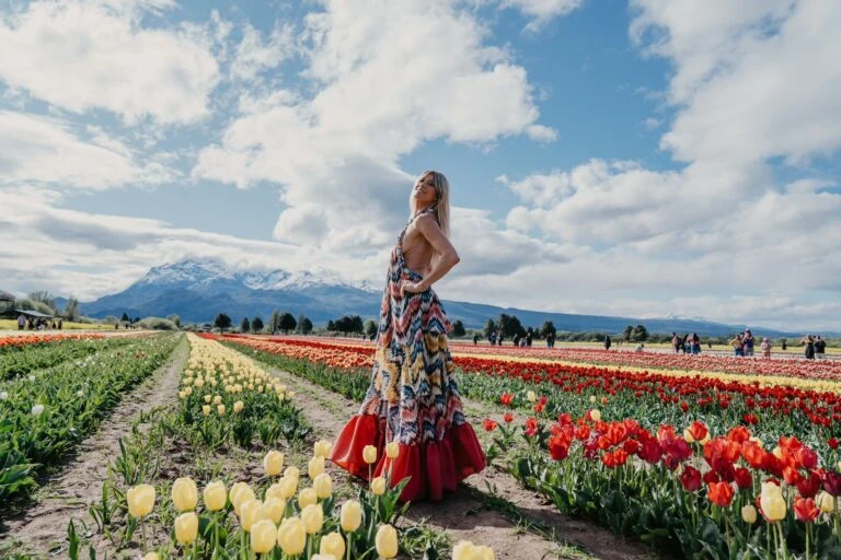 Desfile de Benito Fernández en campo de tulipanes