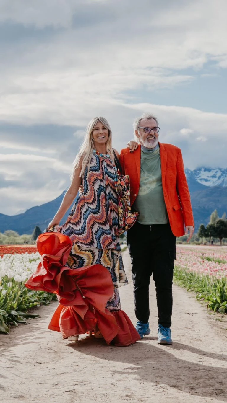 Desfile de Benito Fernández en campo de tulipanes