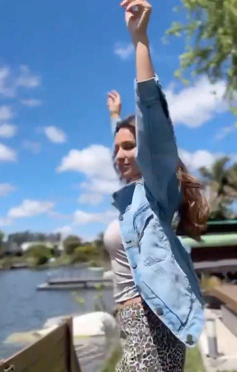 Pampita mostró un look casual con dos básicos de esta primavera