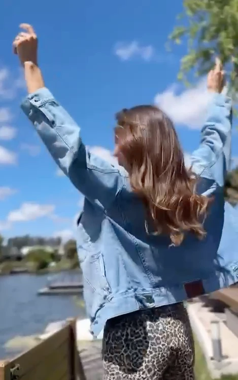 Pampita mostró un look casual con dos básicos de esta primavera