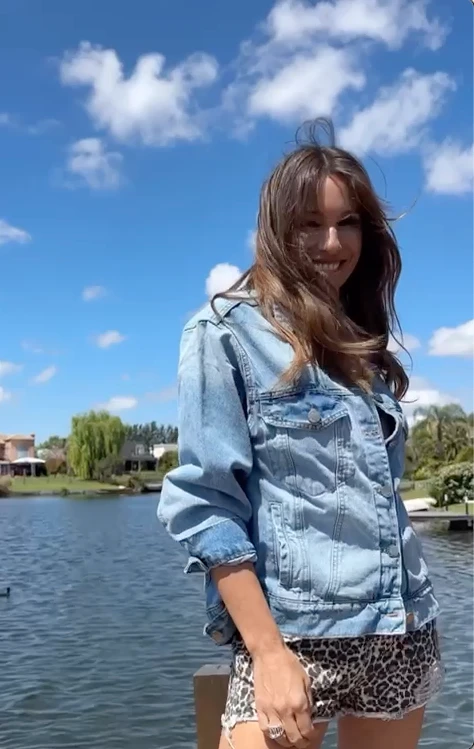 Pampita mostró un look casual con dos básicos de esta primavera