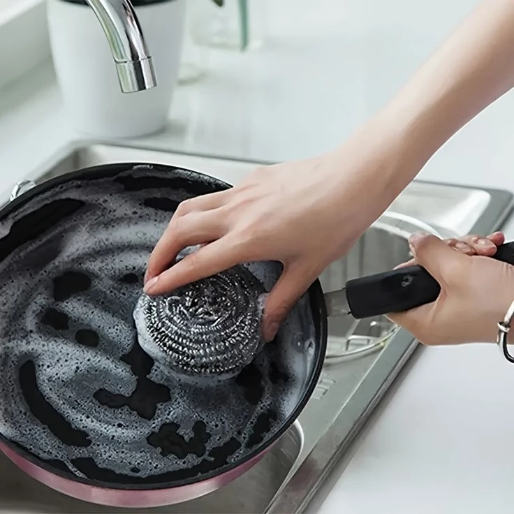 No es conveniente usar la esponja metálica