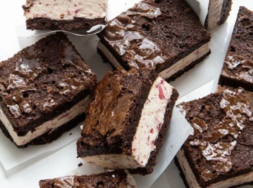 postre helado de frutillas con galletitas