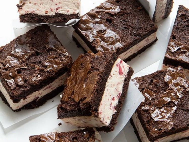postre helado de frutillas con galletitas