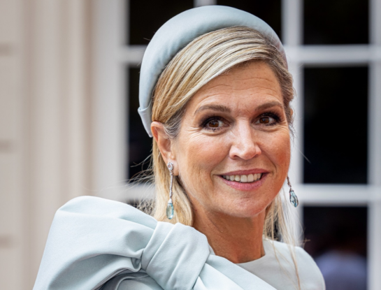 Máxima deslumbró con un vestido azul marino y un "factor sorpresa" floral
