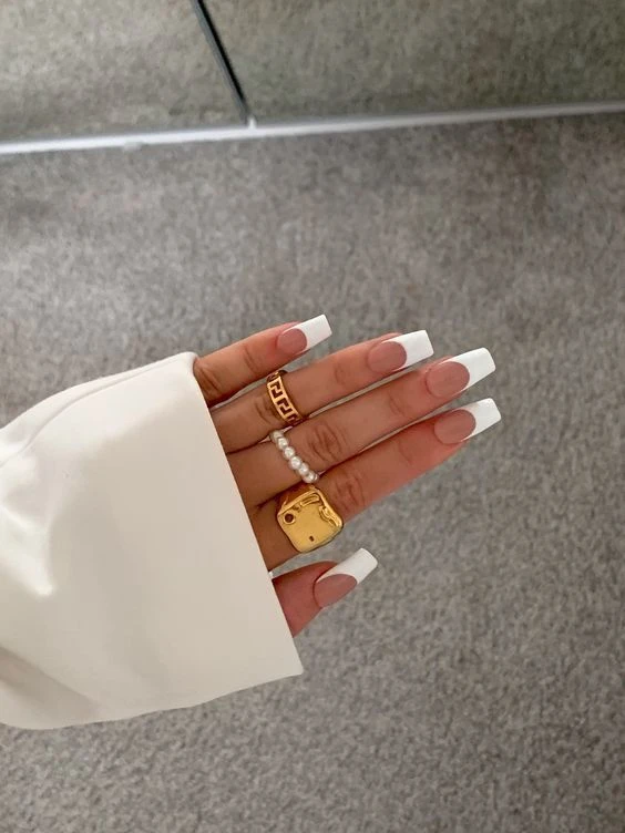 uñas con manicura blanca