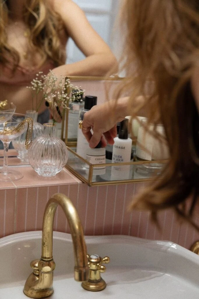 La experta Sabrina Alberti analiza la nueva tendencia en cosmética de lujo. Y analiza los nuevos formatos que permiten llevar tus productos favoritos a todas partes sin sacrificar calidad. Perfectos para viajeros frecuentes y amantes del minimalismo.