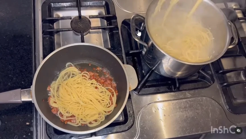 Esteban Bullrich y su hijo Lucas, que preparó la receta de spaghetti a la carbonara siguiendo las indicaciones de su papá