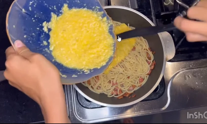 Esteban Bullrich y su hijo Lucas, que preparó la receta de spaghetti a la carbonara siguiendo las indicaciones de su papá
