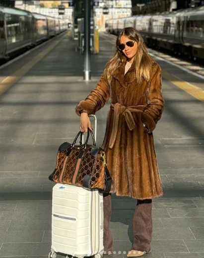 El lujoso bolso que usa Pampita en su viaje por Europa