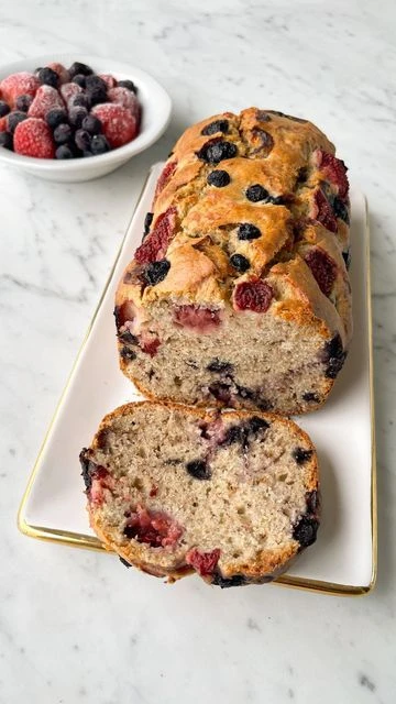 Budín de frutillas y arándanos: una receta ideal para la primavera