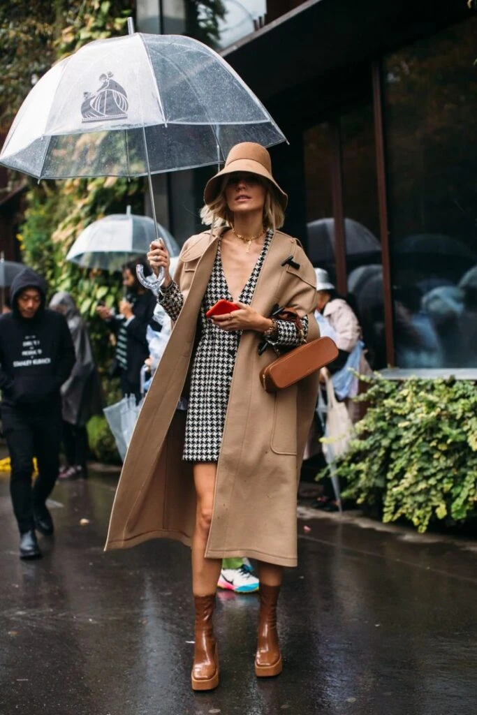 7 looks para un día de lluvia sin perder estilo