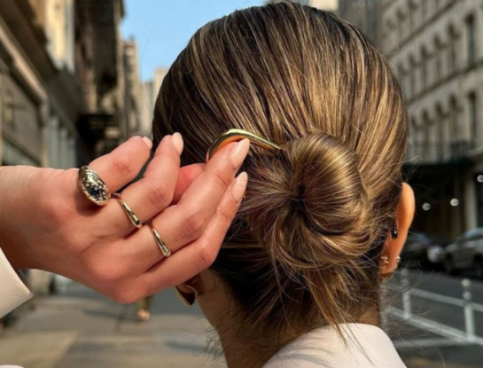 Adiós broche, hola horquilla francesa: así se lleva el accesorio de pelo que es furor en Europa