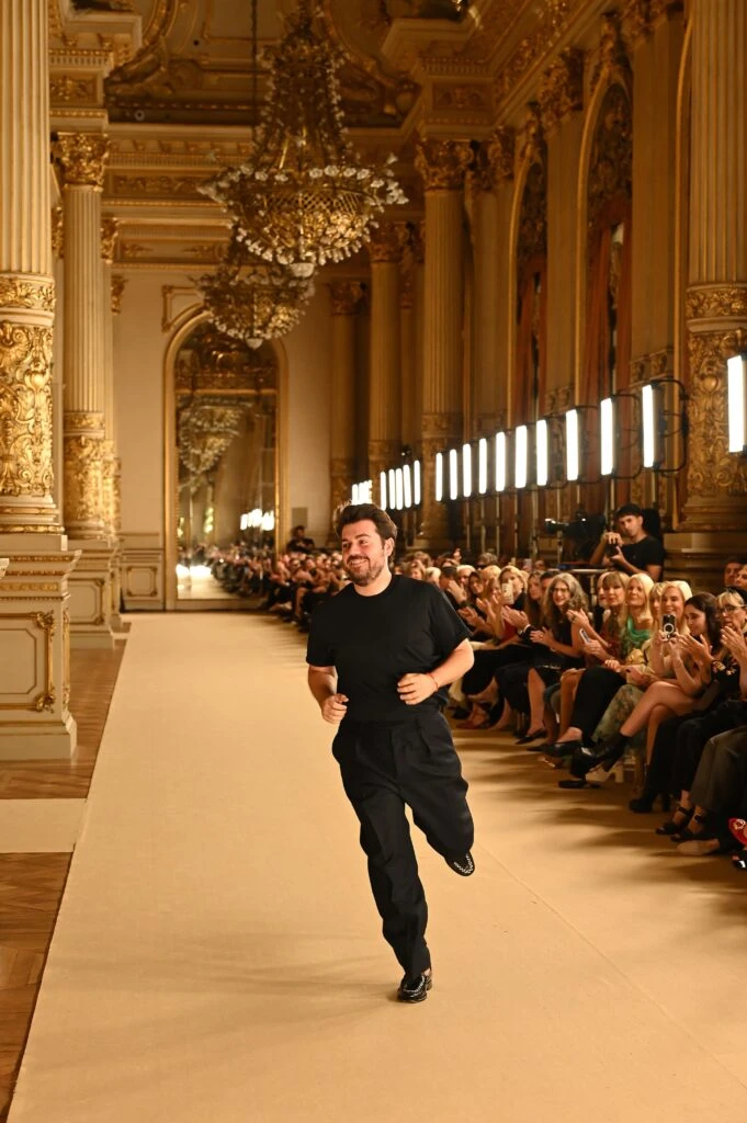 Jorge Redondo saluda en el cierre de su desfile