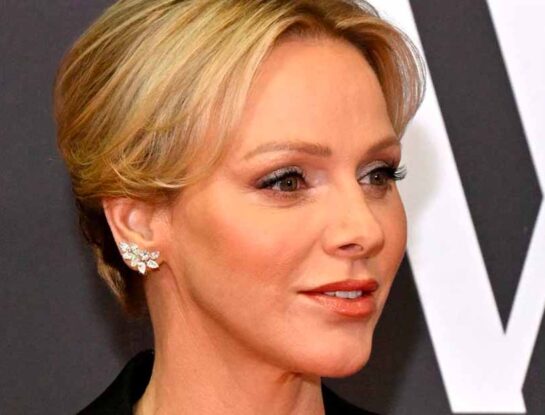 Charlene de Mónaco reversiona un vestido blazer con diamantes y le da lujo a un evento en Montecarlo