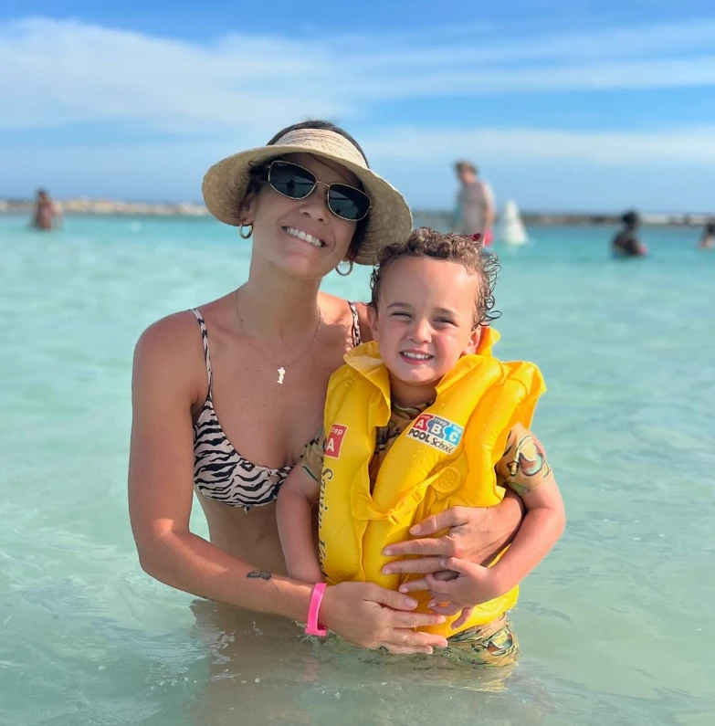 Mica Vazquez con su hijo, Baltasar.