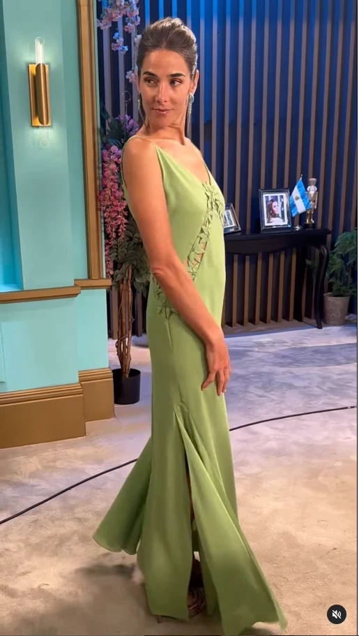 El look verde arveja de Juana Viale