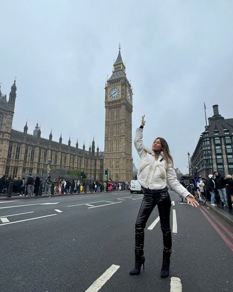 Pampita recorrió Londres con un lujoso look anti frío