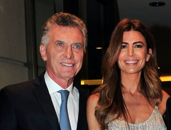 Juliana Awada impactó con su shiny look en la gala del Hospital Austral