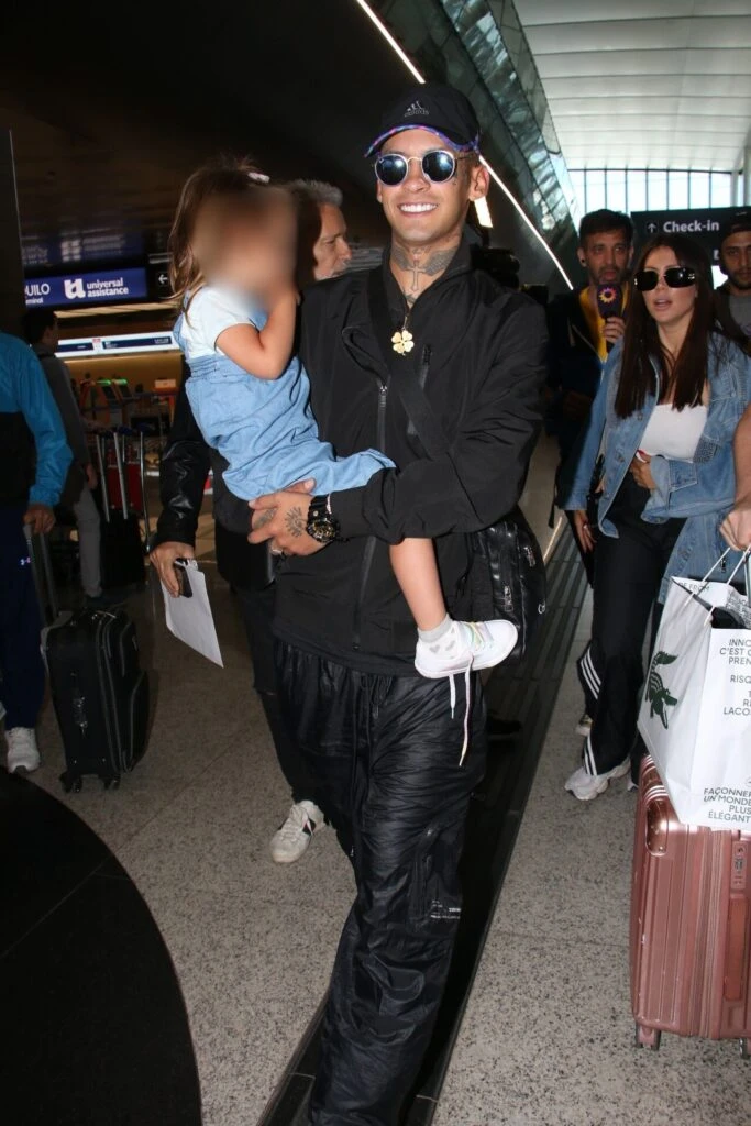 Las fotos de Wanda Nara y L-Gante rumbo a su primer viaje romántico