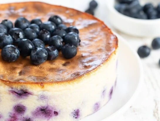Tarta de yogur y arándanos: una receta sin azúcar