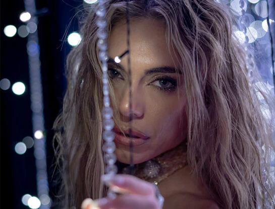 Emilia Attias eclipsó con vestido transparente y apasionados besos con su novio