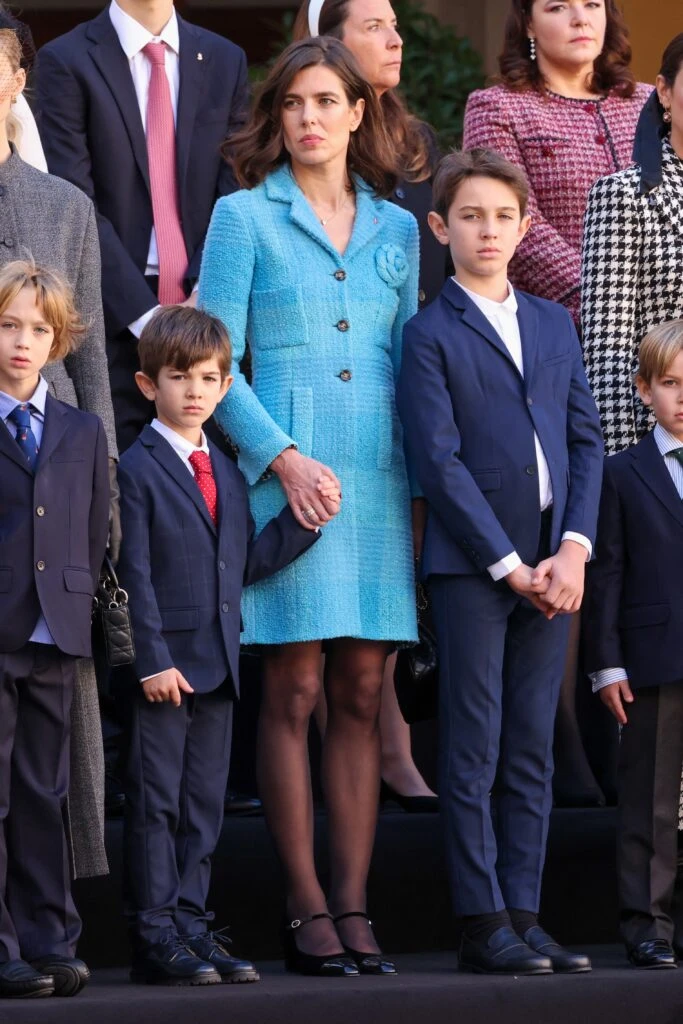 El truco de estilo de Charlotte Casiraghi para lucir un abrigo como vestido