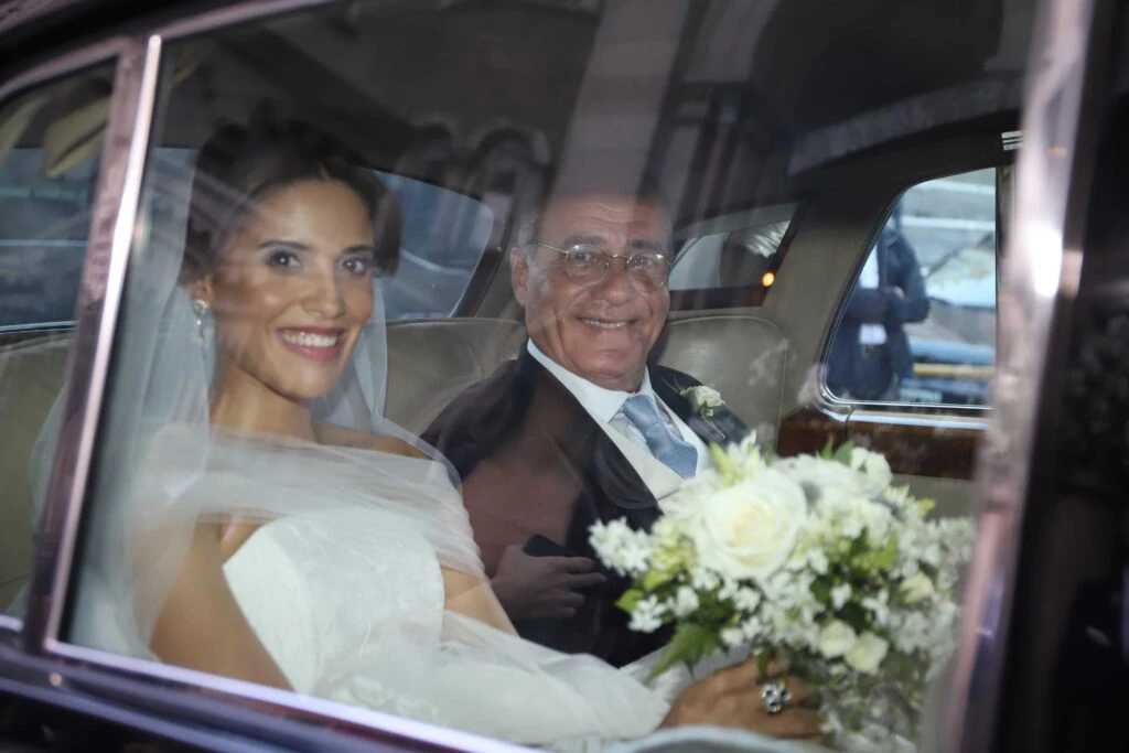 Taína Laurino llegó a la iglesia a bordo de un Rolls Royce de colección.