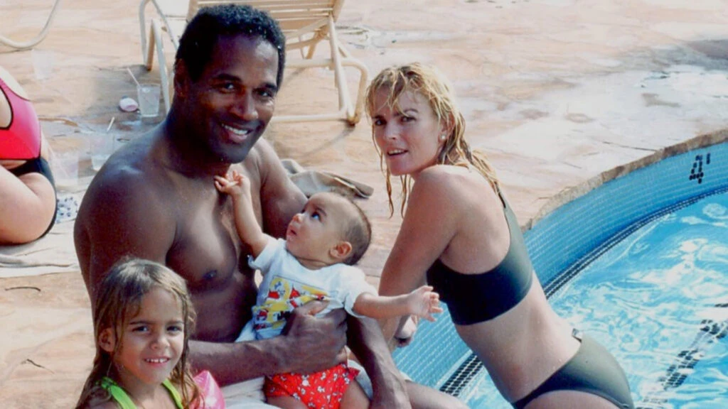 OJ Simpson y Nicole Brown, con sus dos hijos.