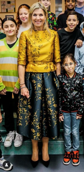 Máxima da cátedra de cómo llevar la falda midi, el ítem tendencia de 2025