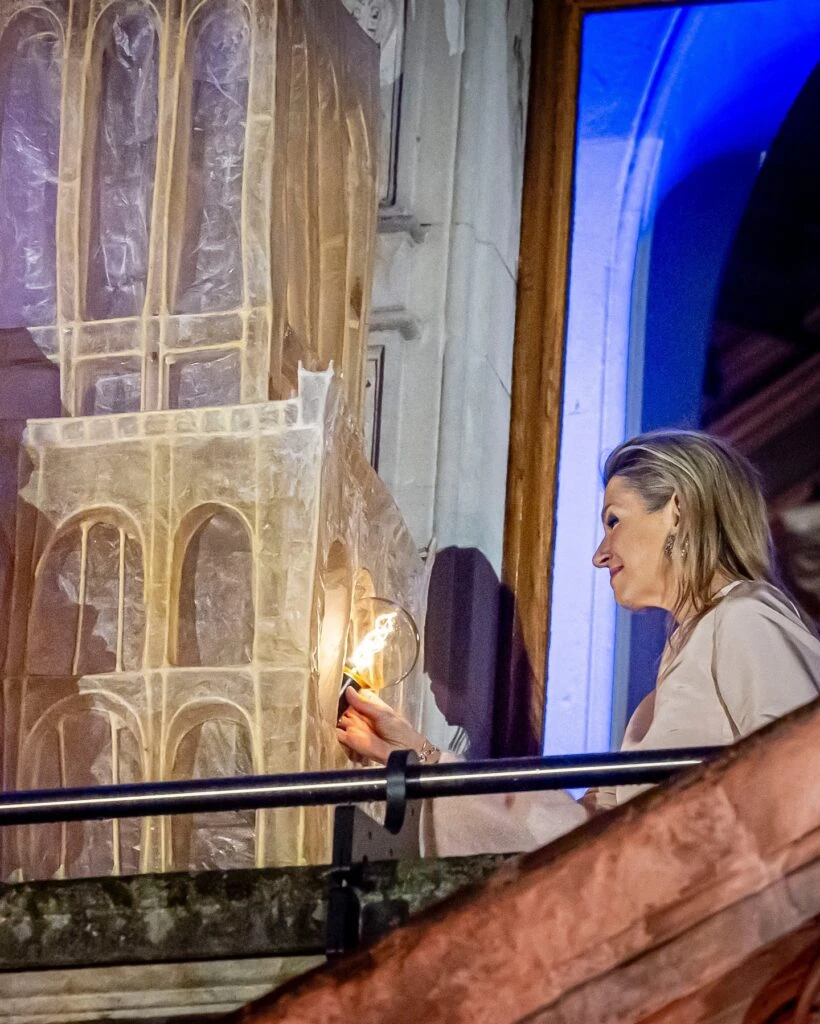 Máxima deslumbró con un sofisticado look rosa empolvado para el encendido de la Torre Dom
