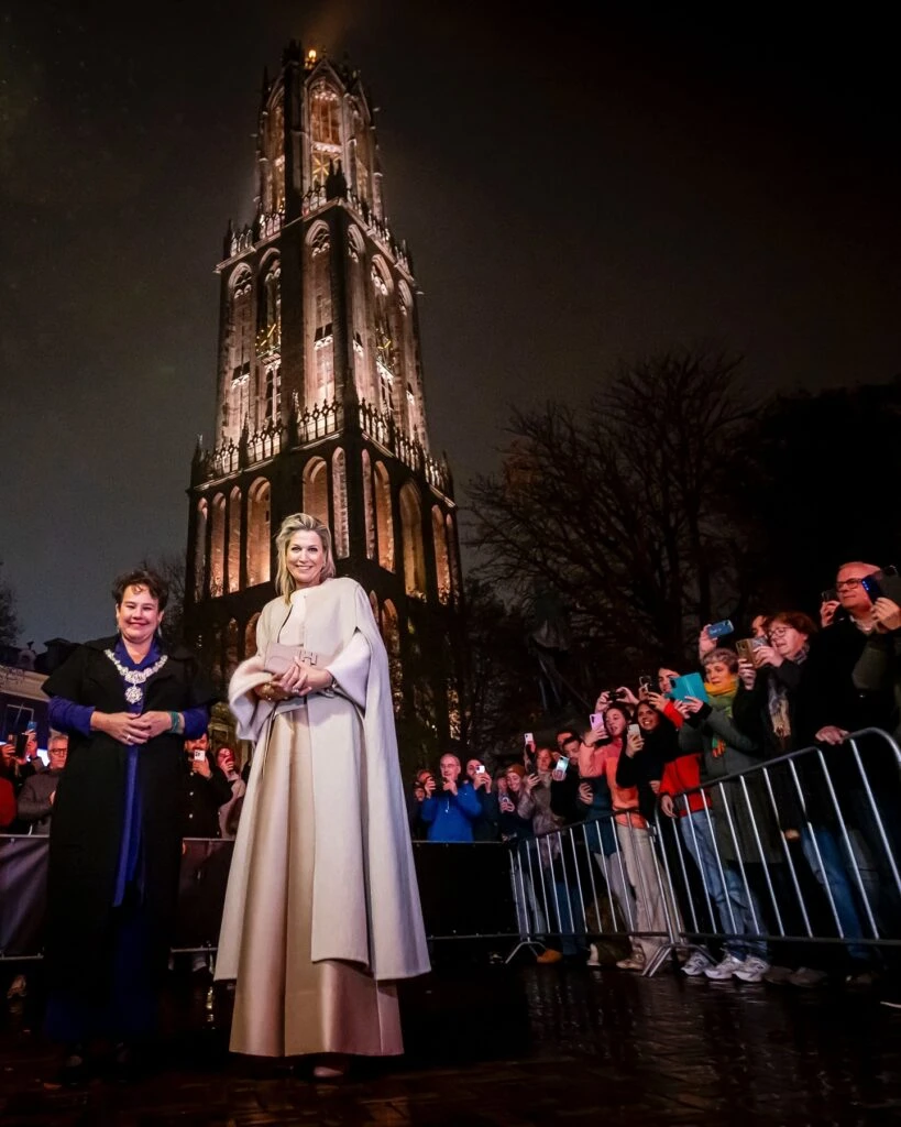 Máxima deslumbró con un sofisticado look rosa empolvado para el encendido de la Torre Dom