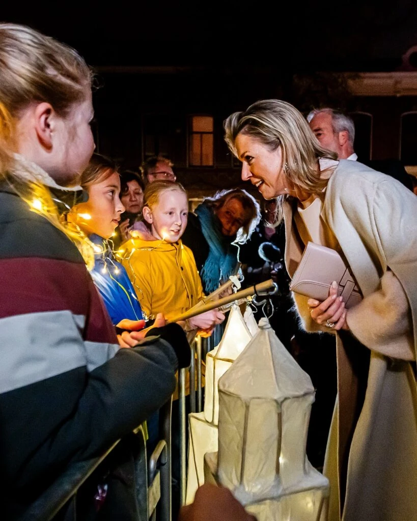 Máxima deslumbró con un sofisticado look rosa empolvado para el encendido de la Torre Dom