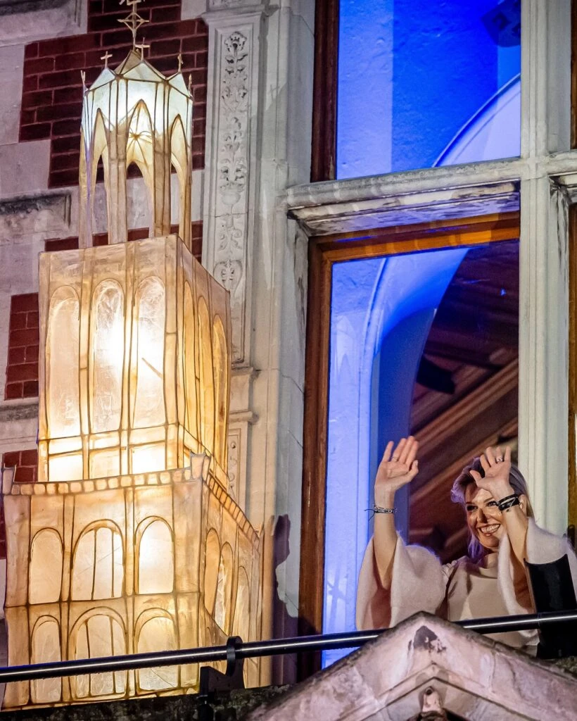 Máxima deslumbró con un sofisticado look rosa empolvado para el encendido de la Torre Dom