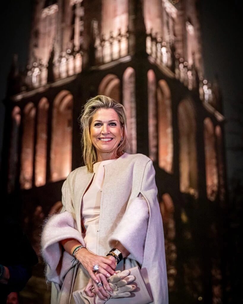 Máxima deslumbró con un sofisticado look rosa empolvado para el encendido de la Torre Dom