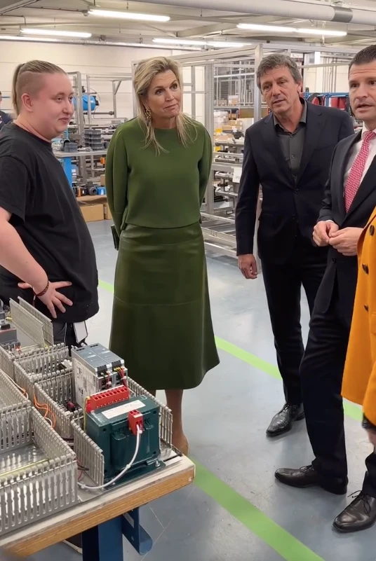 Máxima marcó tendencia con un look casual chic y ecológico